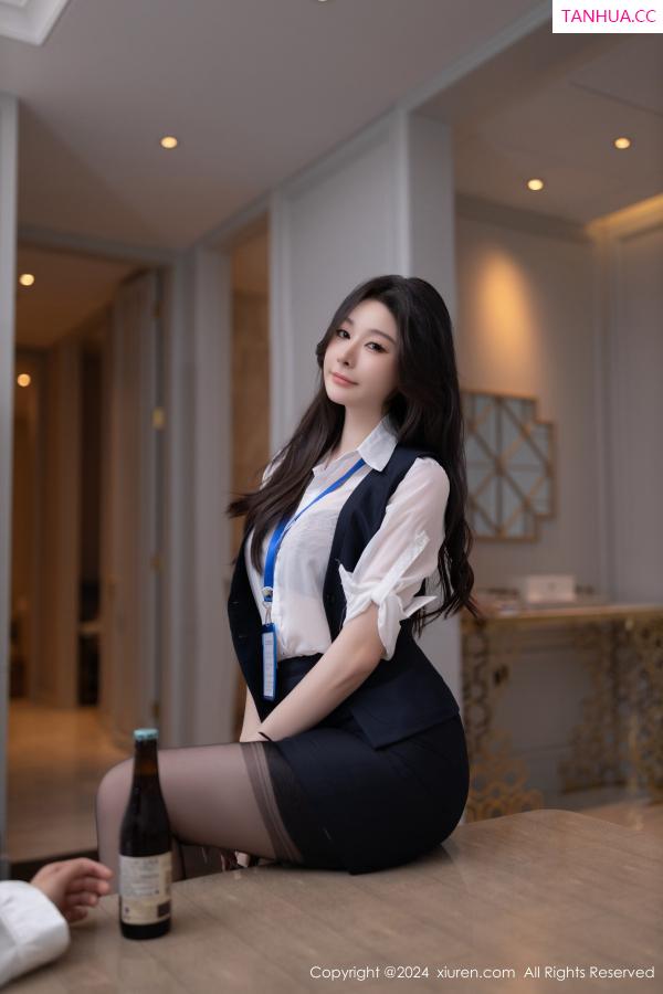 逗逗DouDou  [XiuRen]高清写真图 2024.07.04 No.8808 小逗逗 黑丝美腿第3张图片